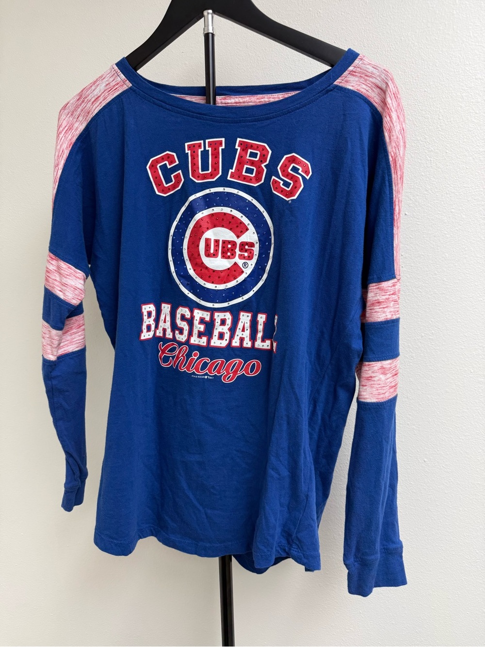 5th & Ocean Women’s Blue and Red Chicago Cubs Baseball Long Sleeve Top